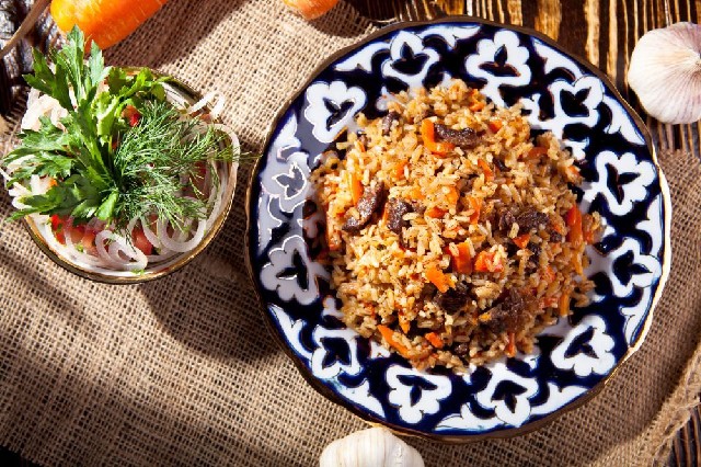 Узбекский плов (Традиционно приготовленное блюдо из настоящего восточного риса, сочной говядины и ароматных специй). Меню в кафе У Али ООО «КАФЕ У АЛИ»