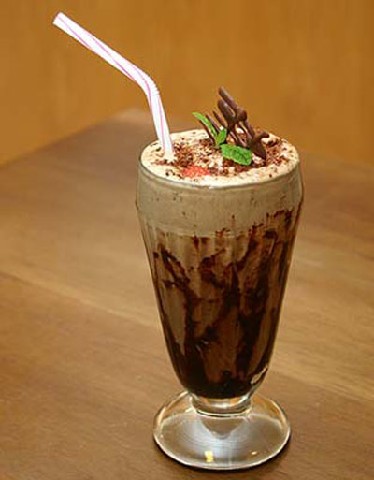Молочный коктейль Женская радость (мороженое, сироп, орехи, шоколад). Меню в кафе У Али КАФЕ У АЛИ, доставка шашлыка и блюд национальной кухни
